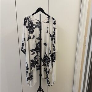 Soft Surroundings Black and White Floral Topper